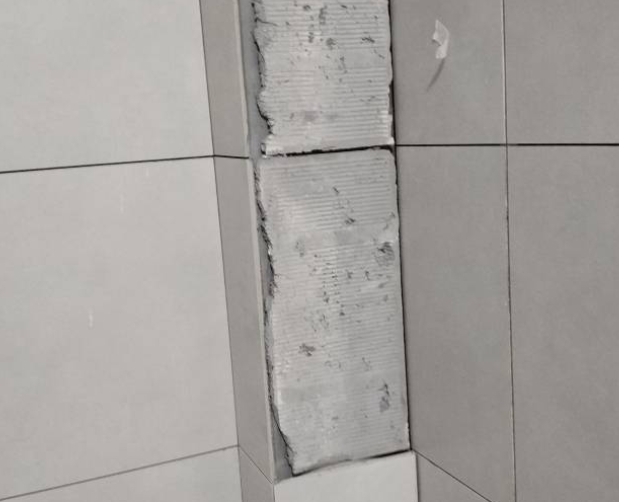 临猗瓷砖空鼓维修公司分享下瓷砖施工前基层浇水润湿程度不足，可能导致以下问题